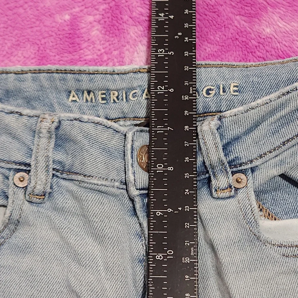 American Eagle  Women's Size 6 Reg Mom Jeans Light Wash Stretch Distressed Denim